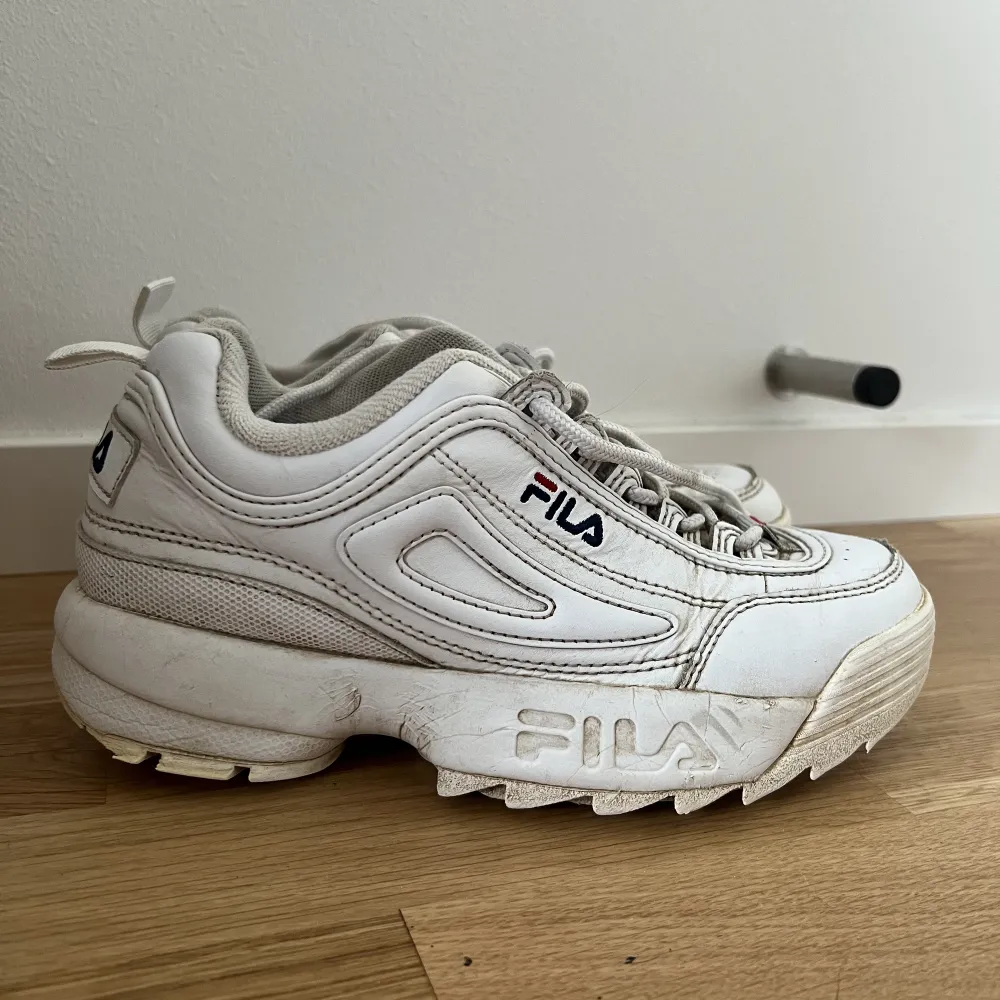 Nu säljer jag ett par fila skor pga att de är för små. Dem är använda men går att tvätta. Har ett par likadana i svarta som är i bättre skick. . Skor.