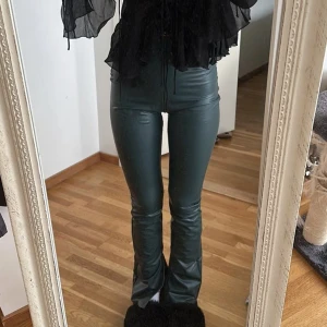 Byxor med slits mörkgröna - Gröna och bekväma skinnbyxor med slits, i nyskick!💘