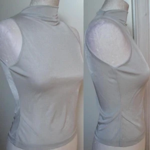 topp grå glansig stretch - (kan ej skicka fler bilder eller visa hur den ser ut på) 🖤 storlek s. vintage. möts i stockholm eller fraktar. 