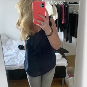 Söt topp - En så gullig volang topp💗💗köpt secondhand men från only💗storlek 38 men passar bra på mig som är en 34/36