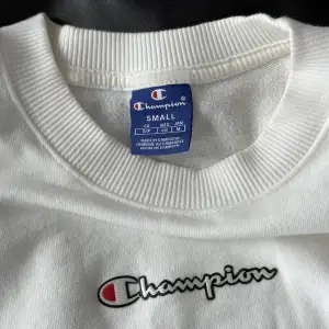 Snygg croppad tröja från Champion, i storlek Small köpt förra året. Använd fåtal gånger och är i mycket fint skick! 🤍
