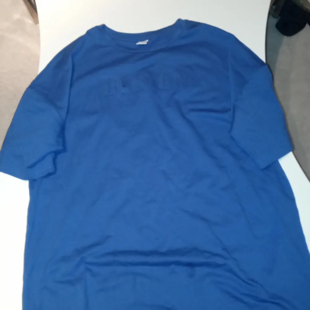 En vacker mörk blå Boston tshirt . T-shirts.
