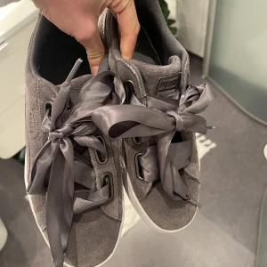 Gråa sneakers - Säljer mina söta sneakers som inte kommer till användning. Använda Max 3 gånger, men ser oanvända ut🤍🩷