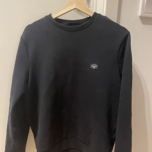 Emporio Armani Essential sweatshirt  - Tja säljer denna sköna sweatshirt då jag växt ur den. Fint skick men lite nopprig vilket lätt går att fixa, skick:8,5/10. Nypris:1900