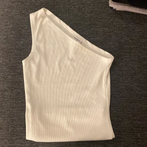 Fina tröjor😊 - Ursnygga tröjor! Man kan köpa både två för 100kr🥰 Om du vill köpa en av dom så kan pris diskuteras. Den vita tröjan är aldrig använt men beige ett fåtal gånger. Om ni vill ha bild på tröjorna på så skriv dm! 