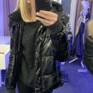 ck jacka - säljer min fina calvin klein jacka, köp 2022❤️den har en defekt på ryggen, skriv privat för bild, men annars en väldigt fin o varm jacka❤️ köpt för 2200kr, storlek L men passar mig som är S/M