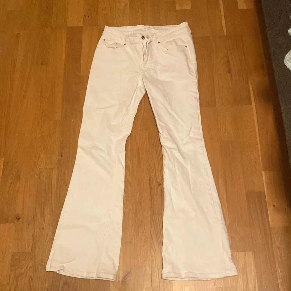 Ett par snygga vita bootcut jeans från Gina! Jätte fina men för korta för mig! Ordinarie pris 500? . Jeans & Byxor.
