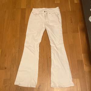 Ett par snygga vita bootcut jeans från Gina! Jätte fina men för korta för mig! Ordinarie pris 500? 