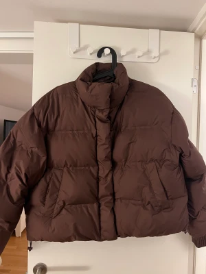 Jacka från Zara - Säljer en brun jacka från Zara i stl S. Endast använd någon gång. I ny skick. 