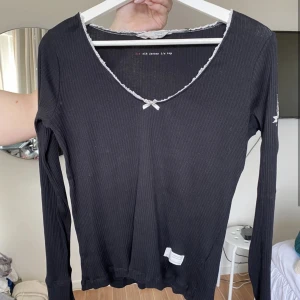 långärmad odd molly tröja - Odd molly tröja med fin spets och rosett, köpt på sellpy från början så den är i använt skick, jag har däremot inte använt den <3