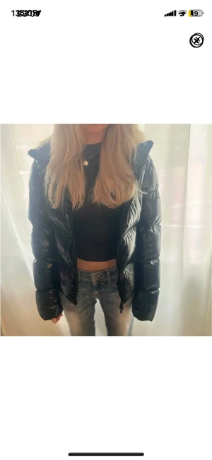 Snygg jacka  - Säljer denna svinsnygga jackan som jag köpte på Plick , den va lite för lång i ärmarna just för mig ❤️ Köpt gör 3000, säljer för 900