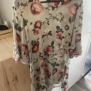 Klänning  - Klänning med volangärm. Använd fåtal gånger.