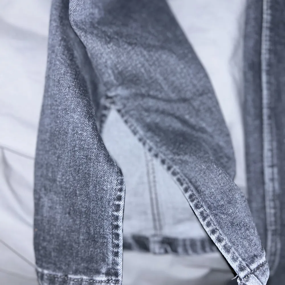 Jätte fina jeans med slits på utsidan av benet. 🩷🩷. Jeans & Byxor.