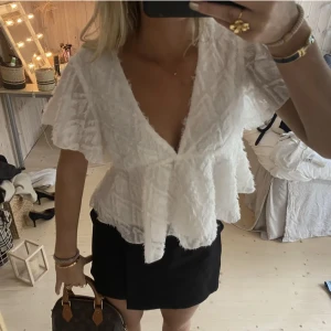 Topp - SUPER snygg topp, passar perfekt till fest!!