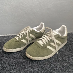 Adidas Gazelle - Säljer mina gröna adidas skor, dom har täcken på användning men är fortfarande i bra skick!❤️ passar mig som har storlek 38-39⭐️