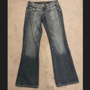 Vintage jeans - Säljer för att dem inte passade mig. Köpta på plick. Annars skit fina jeans! 😍