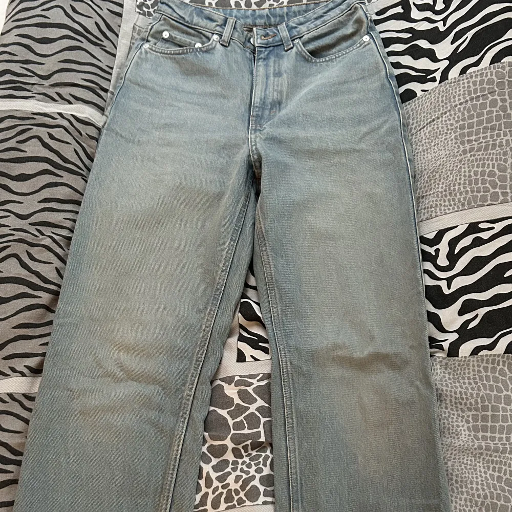 Blåa Weekday Rowe jeans i storlek W26L30. Inköpta för 590kr och säljs för 200kr. Liten defekt vid vänstra ficka men inget stort eller så synligt💕 . Jeans & Byxor.