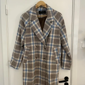Höst/Vinterkappa - Snygg lätt oversize kappa som jag säljer åt min mamma, aldrig använd så nu är det dags för den att hitta ett nutt hem💗