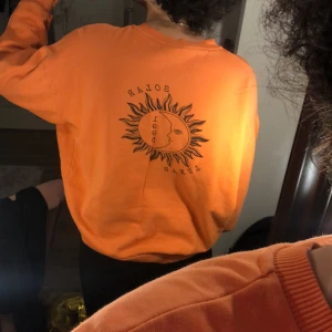 Orange sol tröja - Säljer denna tröjan!! Den har en liten fläck på framsidan dock men du kan skriva för fler bilder. Tröjan är S men den passar M