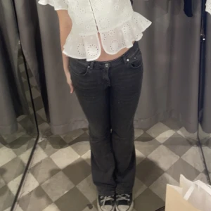 Low waist bootcut jeans - Trendiga gina jeans med bootcut. Säljer för det är lite för små💕Skriv för fler bilder. Nypris 499