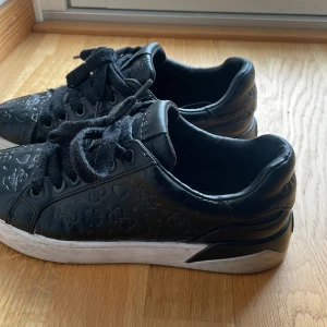 Guess skor  - Säljer mina guess skor då dom ej kommer till användning💞