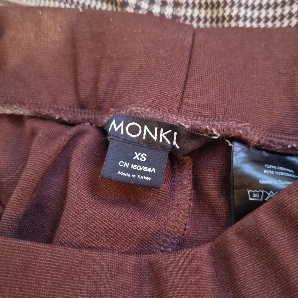 Bruna utsvängda tights/leggings   Brand: Monki  Size: XS. Jeans & Byxor.
