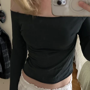 Off shoulder top - Säljer denna fina toppen från brandy melville. Inga defekter. Så skön.