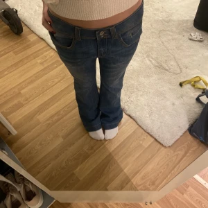 Lågmidjade jeans  - Säljer dessa jötte snygga lågmidjade jeans med tvp knappar!! Storlek ungifär 28/30 eller 28/32 säljer eftersom de e förstora för mig! Pris 299!!