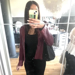 Vinröd läderjacka - Vinröd läderjacka.  Jättebra skick Passar perfekt till festivaler och annat. Skit snygg!!🙌🏼 