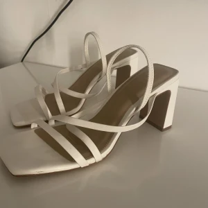 Vita klackskor - Säljer dessa fina vita klackskor, använda 1 gång. Super bekvämma att gå i🤍