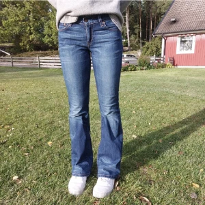 Levi’s jeans - Mörkblå lågmidjade bootcut jeans från Levi’s. Fint skick. Modell 529.
