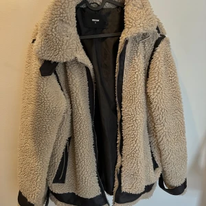 Höstens teddyjacka  - Kollar intresset på denna fina jacka!    Fint skick! Passar mig som vanligtvis bär S! Del av smycket på dragkedjan har lossnat, dock lätt att fixa! Pris kan diskuteras 