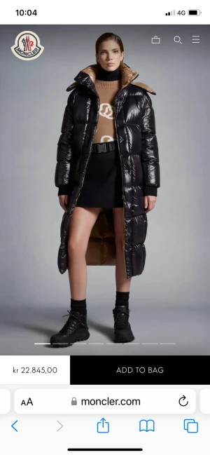 Moncler Dunkappa Dam strl M - Dunkappa Dam Moncler strl M. Inköpt höst 22 i London men aldrig använd då den var för stor. Första fotot lånat. Jag sänder gärna fler foton till dig som är intresserad. 