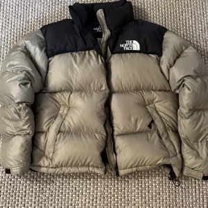 North face jacka - INTRESSEKOLL!!! På min fina fina sällsynta north face jacka. Den är super fin och väldigt passande för denna säsong vi är påvög mot. Denna jacka är oversized M. Skriv för fler bilder och mer info!!! Pris kan diskuteras!🤍🤍🤍
