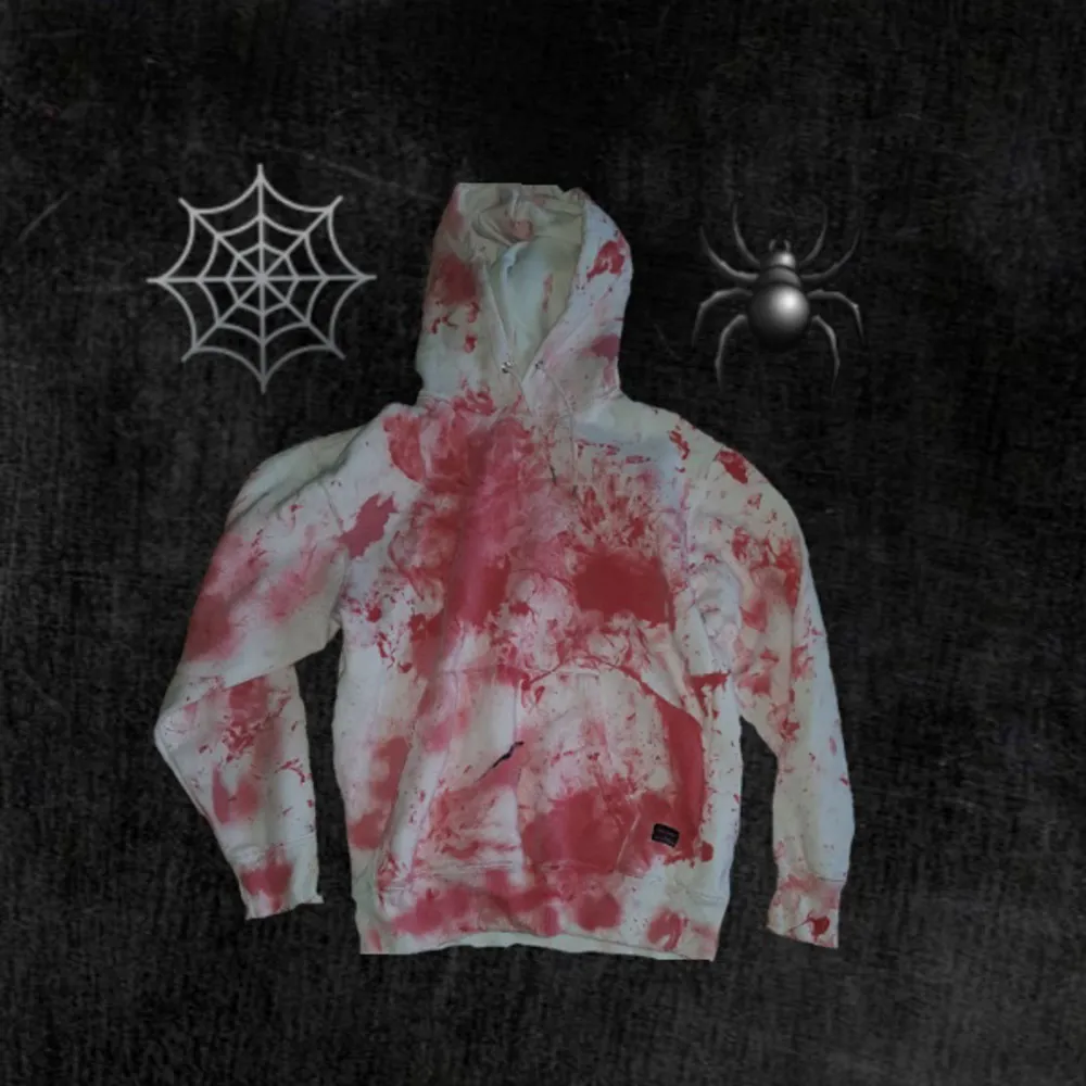 Bloodig hoode perfekt för halloween. . Hoodies.