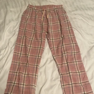 Rosa pyjamasbyxor  - Jätte fina och sköna pyjamasbyxor! Passar perfekt för mig som är en (xs) annars💓