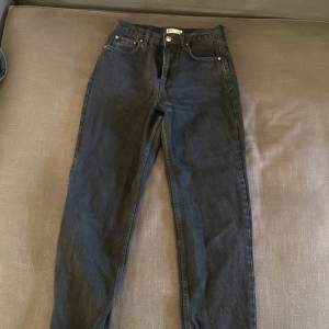 Gina Tricot 90’s straight jeans svarta i strl 36. Jeansen är i bra skick endast lite slitna insidan av benen 😊