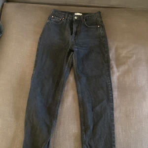 Gina Tricot 90’s straight jeans  - Gina Tricot 90’s straight jeans svarta i strl 36. Jeansen är i bra skick endast lite slitna insidan av benen 😊