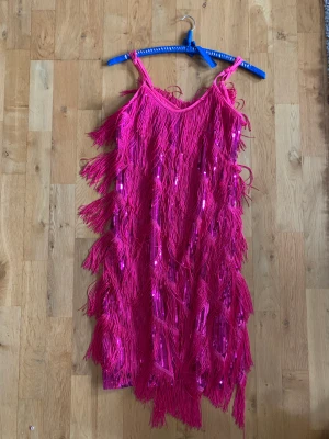 Dansklänning  - En fin rosa dansklänning från light in the box som även funkar bra för maskerad. Klänningen är använd en gång och är välbevarad. Skriv privat för fler bilder.