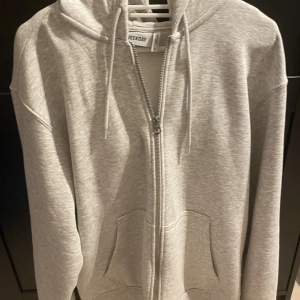 En skön zip hoodie ifrån Weekday som nästan aldrig är använd. Pris kan diskuteras.