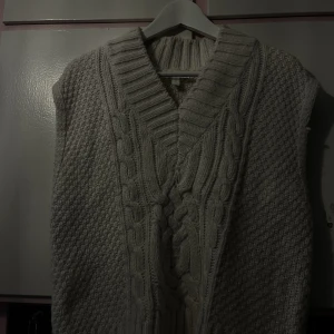 Stickad väst - Fin stickad vit/beige väst från H&M Som ny. 