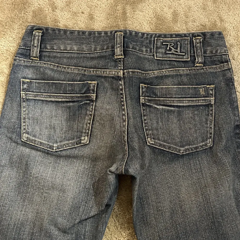 Säljer mina lågmidjade jeans då jag inte använder dom! Köpte mina här på plick av en tjej, skulle säga att byxorna är i storlek S/M! Skriv privat för fler frågor! 💗💕. Jeans & Byxor.