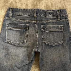 Säljer mina lågmidjade jeans då jag inte använder dom! Köpte mina här på plick av en tjej, skulle säga att byxorna är i storlek S/M! Skriv privat för fler frågor! 💗💕