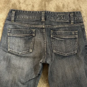 Lågmidjade jeans - Säljer mina lågmidjade jeans då jag inte använder dom! Köpte mina här på plick av en tjej, skulle säga att byxorna är i storlek S/M! Skriv privat för fler frågor! 💗💕