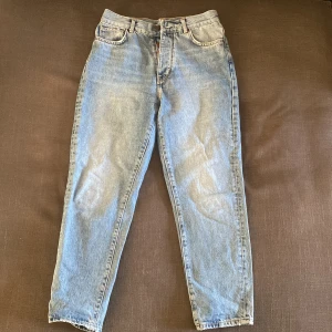 Blå jeans, bikbok - Ljus blåa jeans från bikbok i strl M. Använda endast några gånger och är i bra skick, inga defekter. 