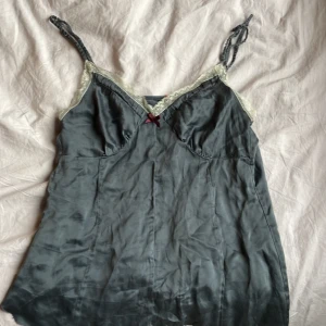 Odd-molly love you oddmolly - Oddmolly-top från,ja odd molly men jag har gjort om den bara lite för egentligen var det en klänning men de var lite för fult som klänning. !✅💯👍