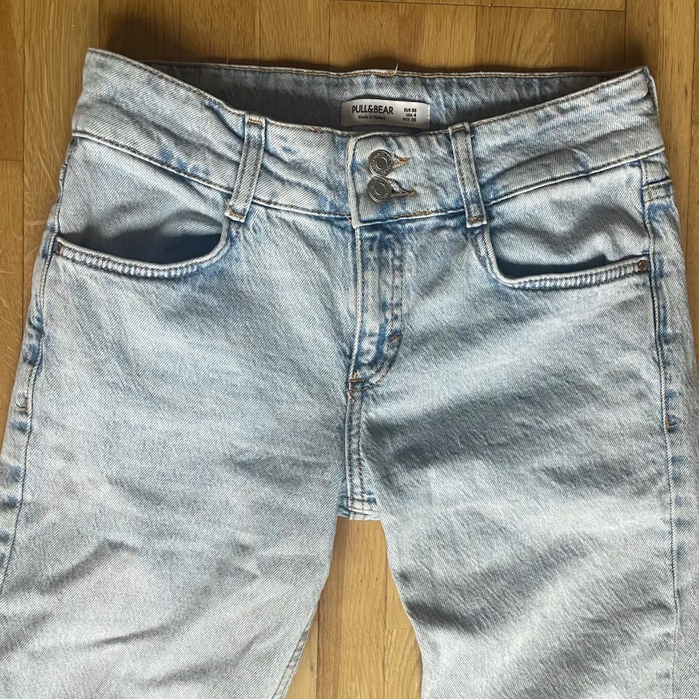 Lågmidjade jeans ifrån pull&bear i en ljusblå tvätt💕 sitter helt perfekt på mig som är 170 och de har en rak passform. Skriv gärna för fler frågor 🫶. Jeans & Byxor.