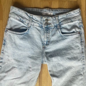 Ljusblå lågmidjade jeans - Lågmidjade jeans ifrån pull&bear i en ljusblå tvätt💕 sitter helt perfekt på mig som är 170 och de har en rak passform. Skriv gärna för fler frågor 🫶