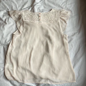 Stockholm-linne!!🫧 - Jag e inte säker om jag vill sälja denna fina linne. Även om jag it är stockholm-stil men skriv till mig om ni vill ha den eller inte (vi får se)!?!