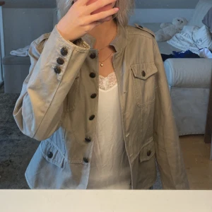 Jacka - Jättefin jacka, köpt second hand Storlek 40 men sitter bra på mig som vanligtvis är en 38